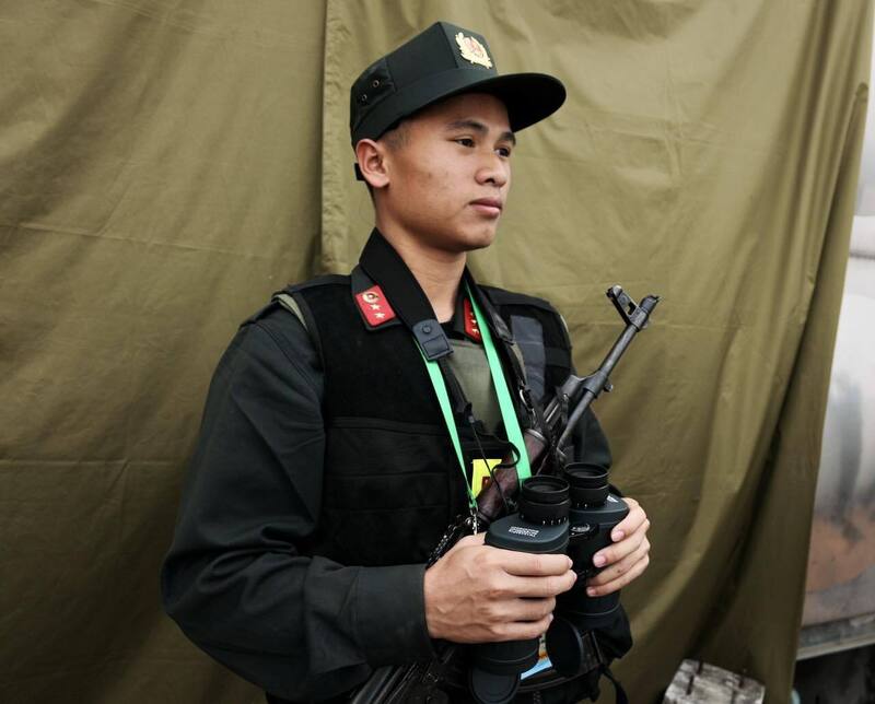 Cán bộ, chiến sĩ luôn trong tư thế sẵn sàng. Ảnh: Nguyễn Hoa