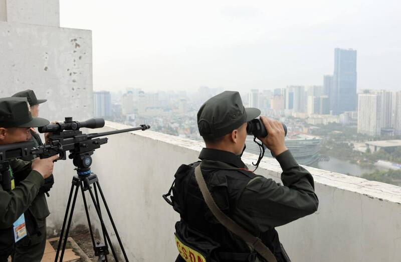 Trong những ngày qua, trên nhiều điểm cao xung quanh địa điểm diễn ra Đại hội Đảng toàn quốc lần thứ XIV, Đoàn Cảnh sát đặc nhiệm số 1, Bộ Tư lệnh Cảnh sát cơ động bố trí một số tổ quan sát bắn tỉa làm nhiệm vụ. Ảnh: Nguyễn Bình