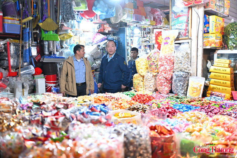 Đoàn công tác do Cục trưởng Trần Hữu Linh làm Trưởng đoàn, cùng đại diện các phòng chuyên môn của cục, Chi cục Quản lý thị trường Hà Nội kiểm tra, khảo sát thực tế tại chợ truyền thống Hà Đông.