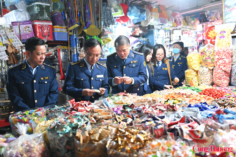 Đoàn kiểm tra tập trung kiểm tra các mặt hàng thiết yếu, có sức tiêu thụ cao trong dịp tết Nguyên đán Bính Ngọ: bánh kẹo, mứt tết, hoa quả...