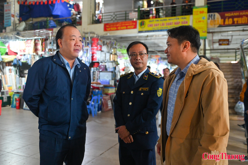 Ông Trần Hữu Linh - Trưởng đoàn kiểm tra (trái ảnh) trao đổi với Trưởng ban quản lý chợ truyền thống Hà Đông về công tác đảm bảo nguồn cung hàng hóa dịp Tết. Đồng thời đề nghị Ban quản lý chợ tạo điều kiện tốt nhất cho các tiểu thương trong quá trình kinh doanh.