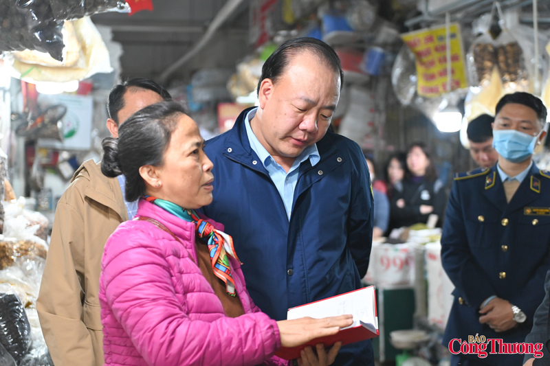 Chia sẻ của tiểu thương cho biết, trong thời gian qua, các tiểu thương tại chợ Hà Đông luôn tuân thủ các quy định trong kinh doanh hàng hóa, từ chất lượng đến nguồn gốc xuất xứ hàng hóa. Giá hàng hóa cũng được các tiểu thương niêm yết công khai.