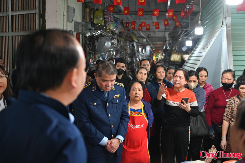 Nhân dịp đoàn công tác kiểm tra, nhiều tiểu thương tại chợ Hà Đông đã có những kiến nghị, đề xuất với lực lượng chức năng tháo gỡ vướng mắc, tạo thuận lợi trong quá trình kinh doanh, buôn bán.
