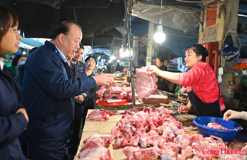 Ghi nhận sơ bộ của đoàn kiểm tra cho thấy, các tiểu thương kinh doanh tại chợ truyền thống Hà Đông cơ bản tuân thủ các quy định về vệ sinh an toàn thực phẩm.