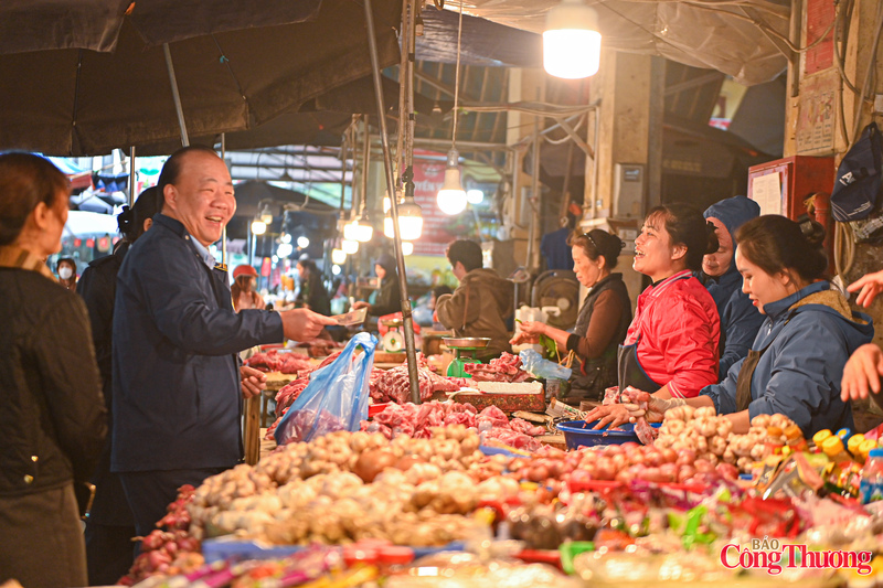 Kiểm tra công tác bình ổn thị trường tết Bính Ngọ 2026 tại Hà Nội - 12