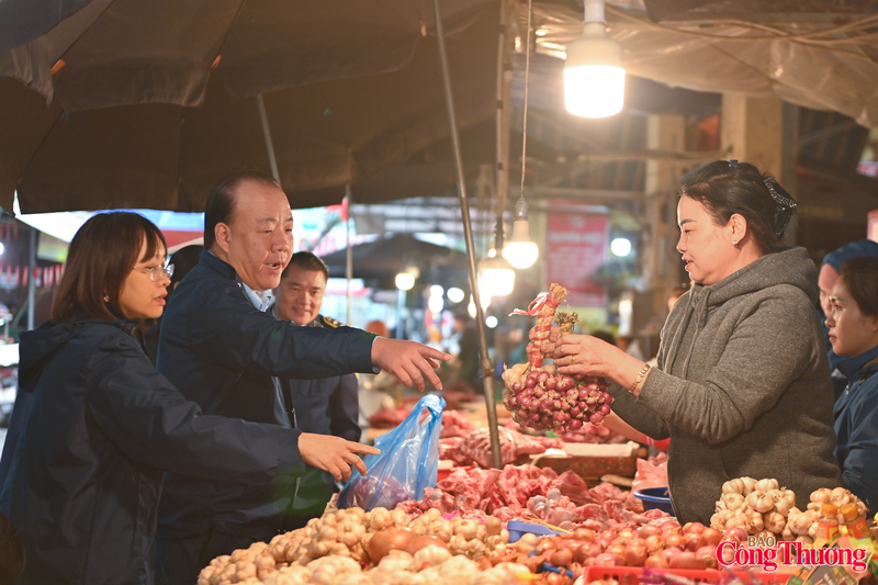 Tại các quầy hàng gia vị, nhiều tiểu thương cũng chia sẻ, để chuẩn bị cho nhu cầu tiêu dùng lớn của người dân Thủ đô trong dịp tết Bính Ngọ, các chủ cơ sở kinh doanh đã chủ động tăng nguồn hàng nhập, dự trữ.