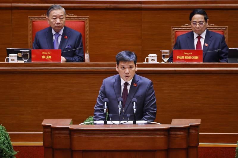 Đồng chí Nguyễn Thanh Bình, Phó Trưởng Ban Tổ chức Trung ương, tham luận về vấn đề “Xây dựng, hoàn thiện tổ chức bộ máy của hệ thống chính trị đáp ứng yêu cầu phát triển đất nước trong kỷ nguyên mới”. Ảnh: TTXVN