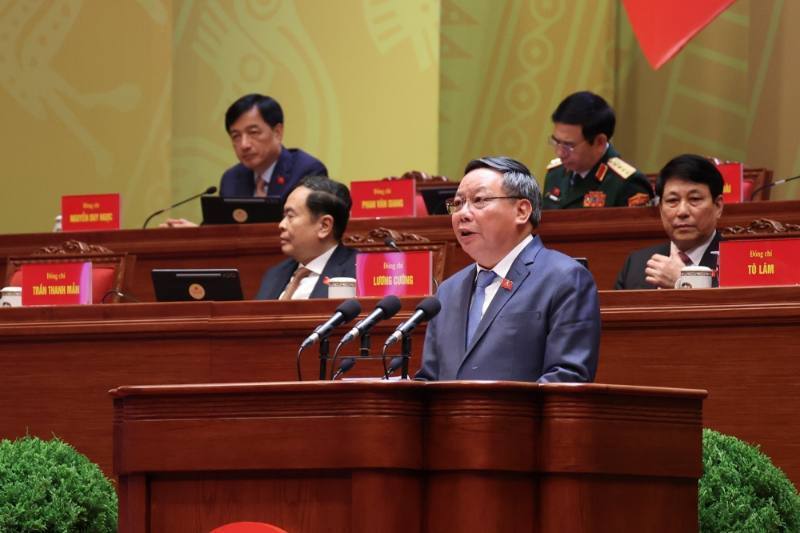 Đồng chí Nguyễn Văn Phong, Phó Bí thư Thường trực Thành ủy Hà Nội, tham luận về vấn đề “Đổi mới phương thức lãnh đạo của Đảng bộ thành phố Hà Nội đáp ứng yêu cầu phát triển trong kỷ nguyên mới, góp phần kiến tạo tương lai phát triển của đất nước”. Ảnh: TTXVN