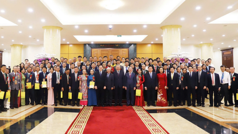 Đoàn 95 Nông dân Việt Nam xuất sắc, Nhà khoa học của nhà nông năm 2025 chụp ảnh lưu niệm với Tổng Bí thư Tô Lâm, các đồng chí lãnh đạo Đảng, Chính phủ; lãnh đạo Trung ương Hội Nông dân Việt Nam. Ảnh: Phạm Hưng