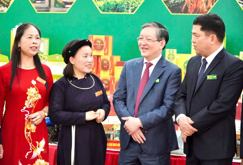 Nông dân giỏi tỉnh Bắc Ninh phấn khởi báo cáo thành tích sản xuất kinh doanh với Chủ tịch Hội Nông dân Việt Nam Lương Quốc Đoàn tại Đại hội Hội Nông dân tỉnh Bắc Ninh lần thứ I, nhiệm kỳ 2025 - 2030. Ảnh: Ngọc Hải