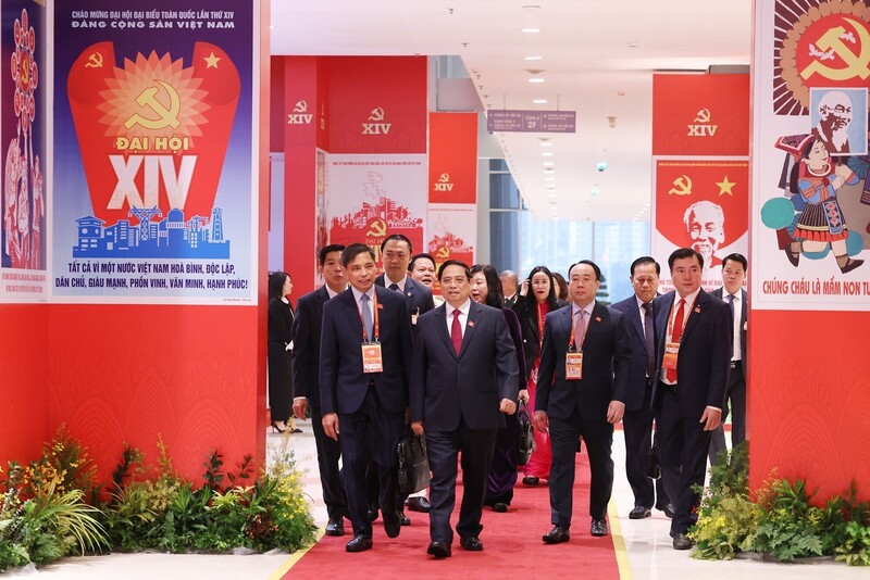 Thủ tướng Phạm Minh Chính đến dự phiên thảo luận tại hội trường về các văn kiện Đại hội, sáng 21/1. Ảnh: TTXVN