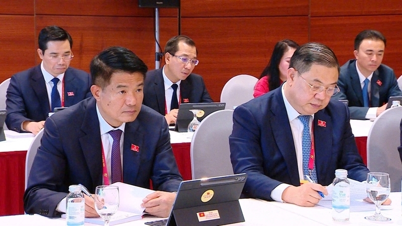 Đồng chí Nguyễn Huy Tiến, Viện trưởng VKSND tối cao cùng các đại biểu thảo luận tại Đoàn, chiều 20/01/2026. Ảnh: Hồng Nguyên.