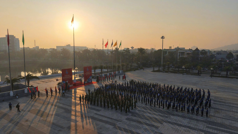 Trong sáng sớm ngày khai mạc Đại hội, các cơ quan, đoàn thể đã tổ chức chào cờ chào mừng Đại hội. Ảnh: Nguyễn Dương
