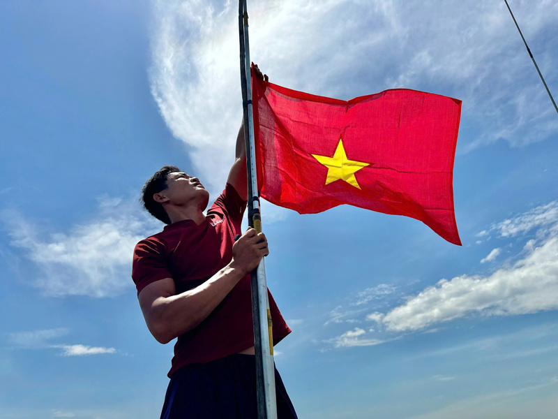Trên biển, những ngư dân cũng treo cờ, hướng tâm mình về sự kiện trọng đại của đất nước. Ảnh: Nguyễn Dương