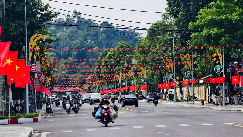 Tại trung tâm tỉnh Quảng Ngãi rực rỡ cờ hoa chào mừng Đại hội Đảng lần thứ XIV. Ảnh: Nguyễn Dương
