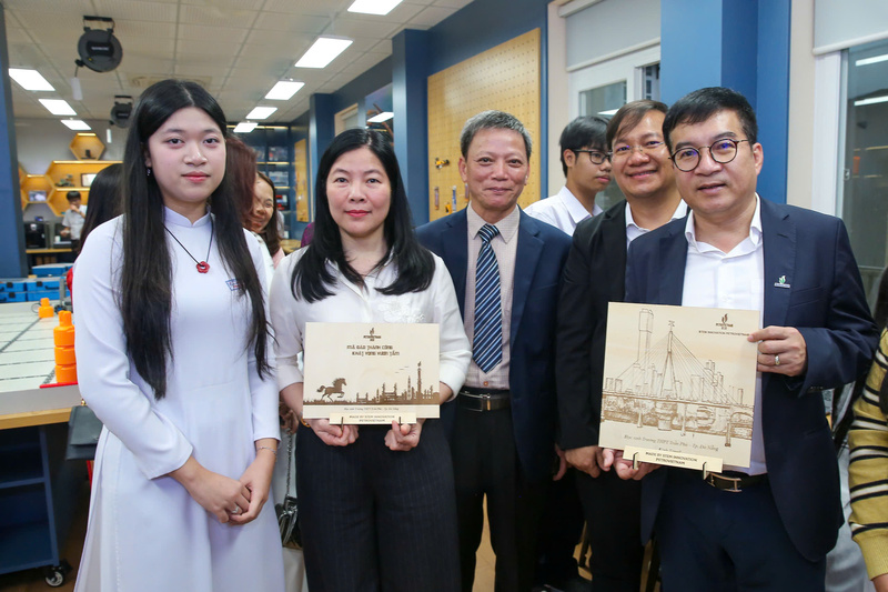 Sản phẩm do các em học sinh Trường THPT Trần Phú làm từ phòng học STEM tặng các đại biểu (Ảnh BSR)