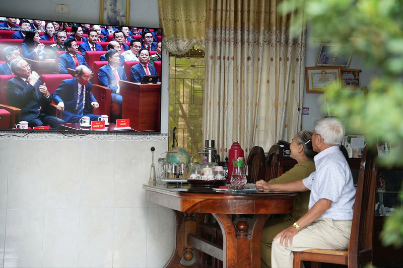 Các cán bộ lão thành theo dõi sát diễn biến của Đại hội. Ảnh: Tuệ Lâm