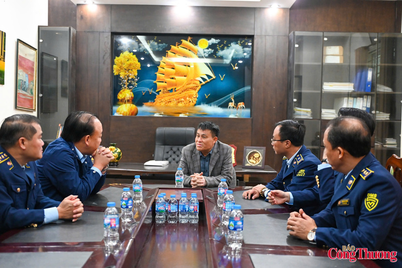 Đoàn công tác làm việc với Đại diện Công ty Cổ phần Dệt may Phú Vĩnh Hưng.