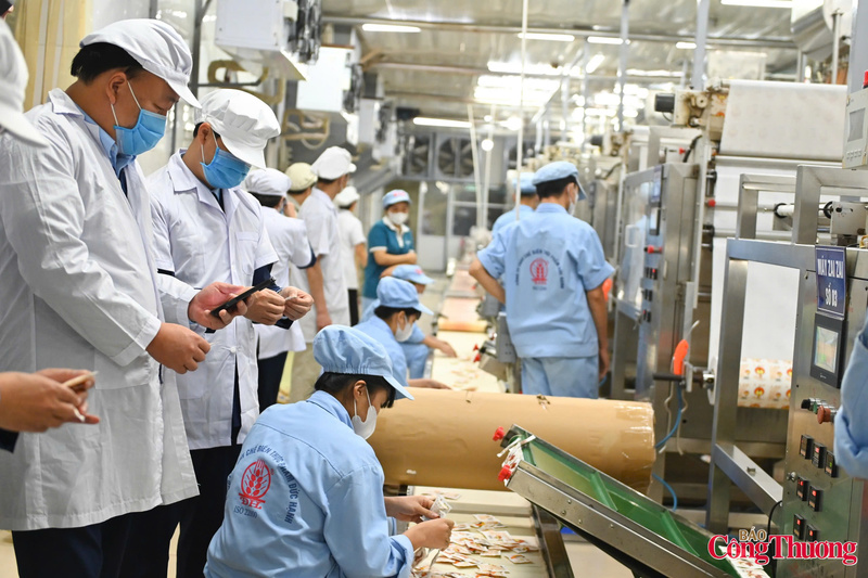 Đoàn khảo sát tình hình sản xuất, kinh doanh và khả năng cung ứng sản phẩm ra thị trường tại Công ty TNHH Chế biến thực phẩm Đức Hạnh