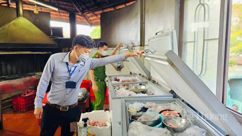 Lực lượng chức năng kiểm tra tại cơ sở kinh doanh dịch vụ ăn uống trên địa bàn phường Diên Hồng, tỉnh Gia Lai. Ảnh minh hoạ: Hiền Mai