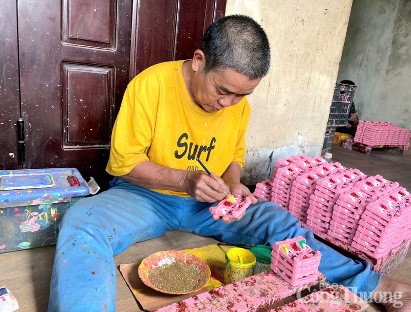 Ông Võ Văn Hay đang tô vẻ, công đoạn cuối "làm đẹp" cho ông Táo