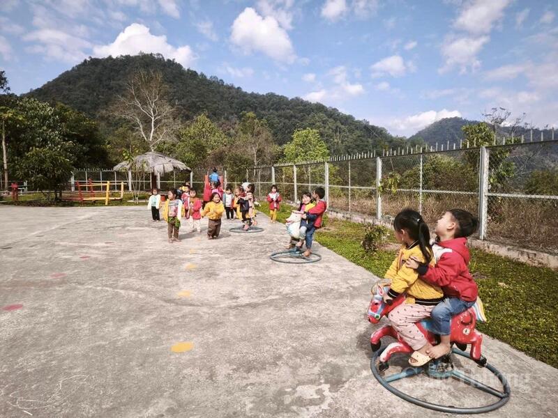 Niềm vui của trẻ tại điểm trường Mầm non Tia Ma Mủ, xã Tà Tổng.