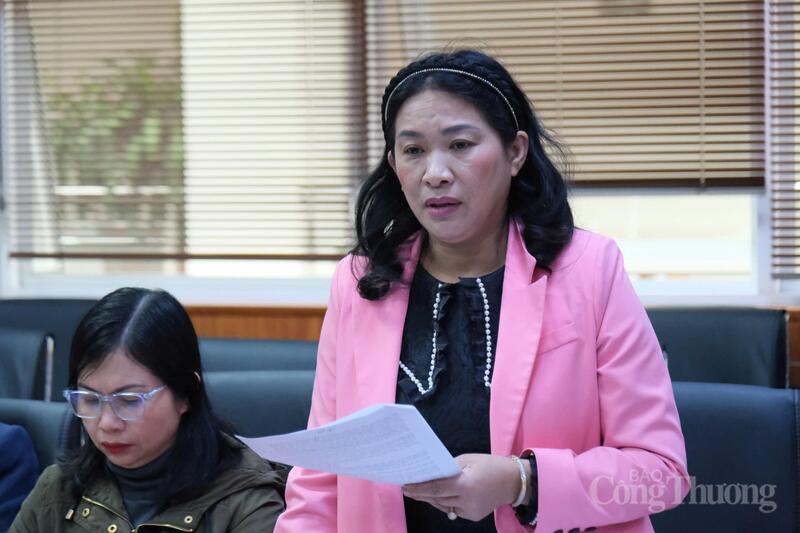 Bà Cao Thị Thanh, Phó Giám đốc Sở Công Thương Lâm Đồng báo cáo hoạt động với đoàn công tác. Ảnh: Lê Sơn