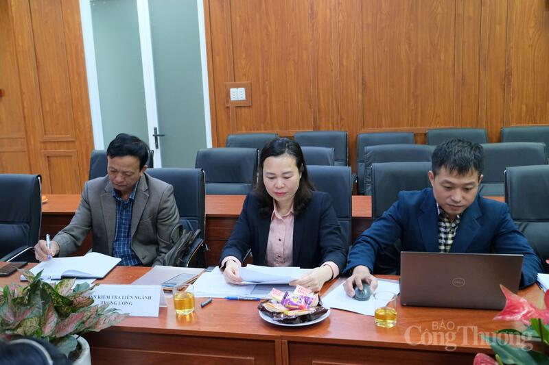 Đoàn công tác của Bộ Công Thương do bà Chu Thị Thu Hương, Phó Cục trưởng Cục Quản lý và Phát triển thị trường trong nước làm Trưởng đoàn tại buổi làm việc. Ảnh: Lê Sơn