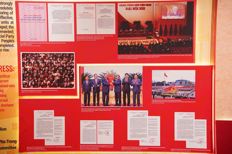 Tư liệu, hiện vật về các kỳ Đại hội Đảng được trưng bày tại triển lãm.
