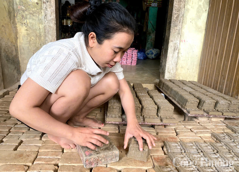 Sửa tượng ngay ngắn trước khi đưa vào lò.