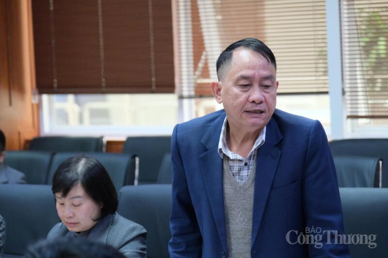 Ông Trịnh Văn Quyết, Phó Giám đốc Sở Y tế tỉnh Lâm Đồng, phát biểu tại buổi làm việc. Ảnh: Lê Sơn