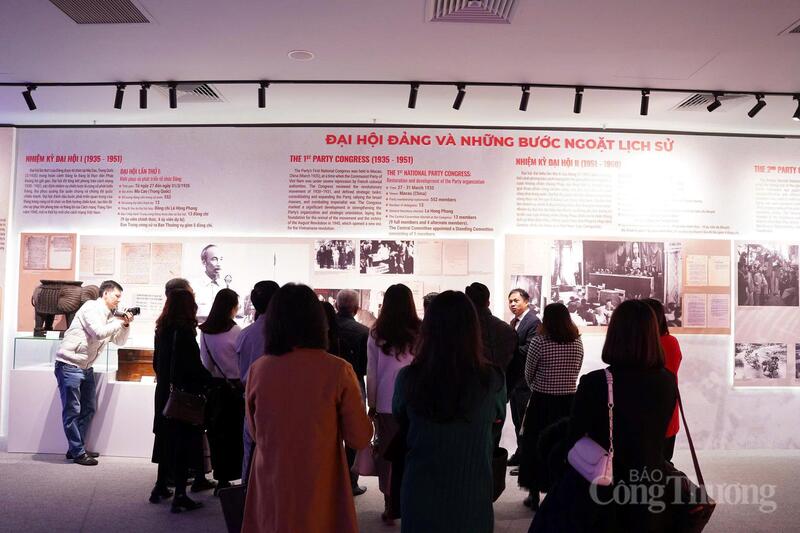 Cán bộ, đảng viên Báo Công Thương tìm hiểu tư liệu lưu trữ về Đảng.