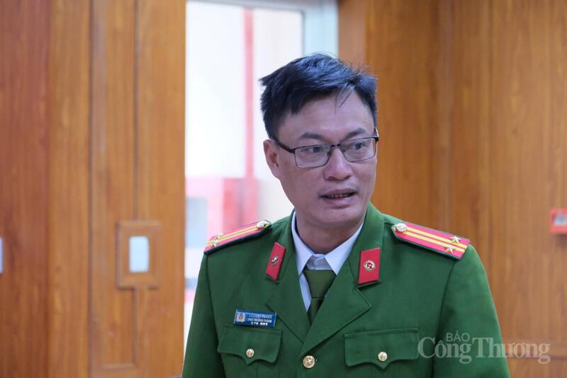 Trung tá Lê Công Hoàng, Phó Trưởng Phòng Cảnh sát kinh tế (PC03), Công an tỉnh Lâm Đồng phát biểu tại buổi làm việc. Ảnh: Lê Sơn