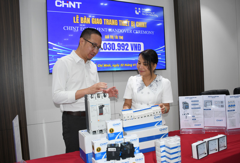 Ông Andy Wu - Giám đốc vận hành Công ty TNHH Chint Vietnam Holding, giới thiệu thiết bị kỹ thuật điên, năng lương với PGS.TS Đàm Sao Mai - Phó Hiệu trưởng nhà trường tại buổi lễ. Ảnh: Minh Khuê
