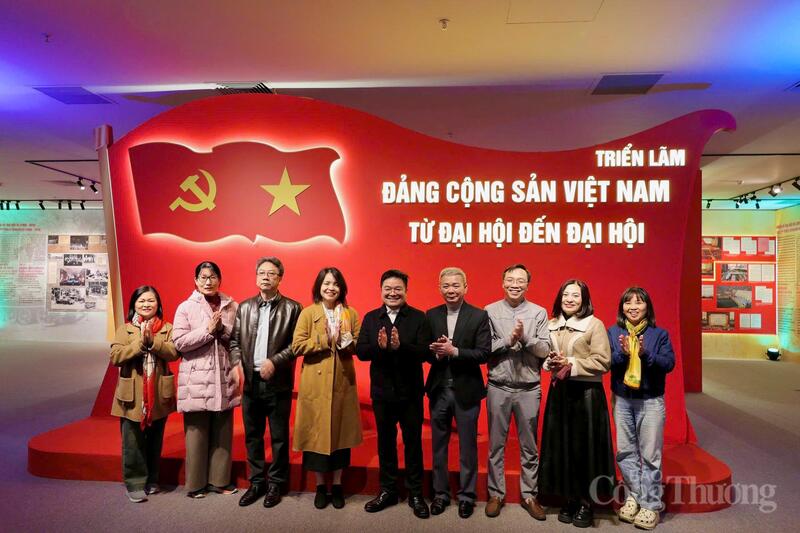 Tham quan Triển lãm gắn với bồi dưỡng nhận thức chính trị cho người làm báo.