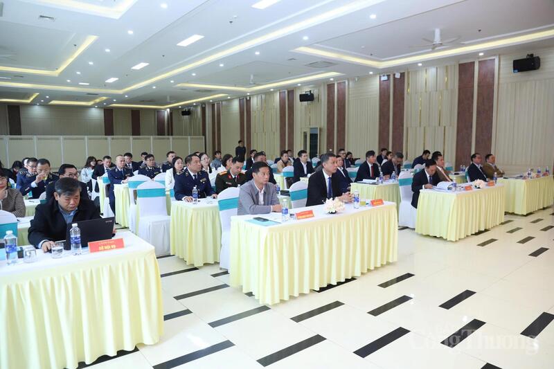 Ông Nguyễn Thành Công, Phó Chủ tịch UBND tỉnh Sơn La cùng các đại biểu dụ hội nghị. Ảnh: Hải Sơn