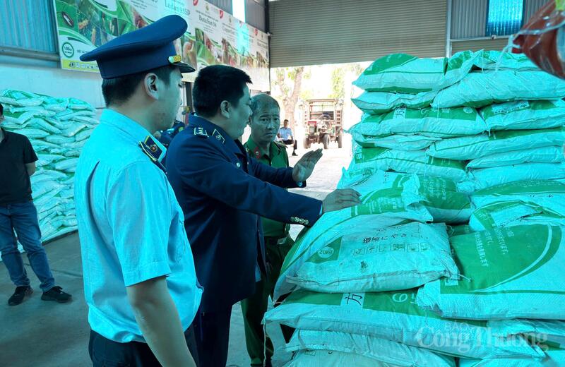 Đội Quản lý thị trường thương mại điện tử, cơ động phối hợp lực lượng Công an tỉnh Đắk Lắk kiểm tra kho hàng phân bón ở địa bàn. Ảnh: Vũ Long