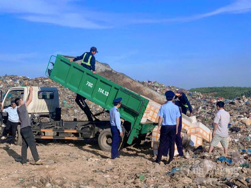 Đội Quản lý thị trường thương mại điện tử, cơ động tiến hành tiêu huỷ hơn 1 tấn chả chay không rõ nguồn gốc xuất xứ. Ảnh: Vũ Long