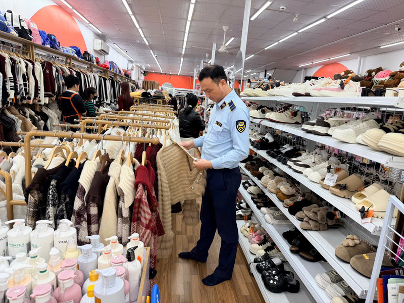 Bên cạnh công tác kiểm tra, xử lý vi phạm, lực lượng quản lý thị trường còn đẩy mạnh công tác tuyên truyền, phổ biến pháp luật, ký cam kết với các cơ sở sản xuất, kinh doanh. Ảnh: hungyen.dms