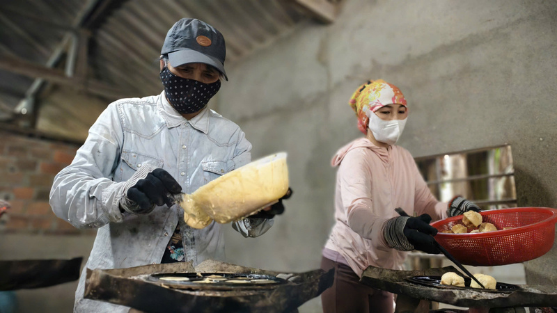 Sau khi trộn đều cách hỗn hợp rồi đánh tơi, bánh được nướng trên bếp than. Ảnh: Nguyễn Dương