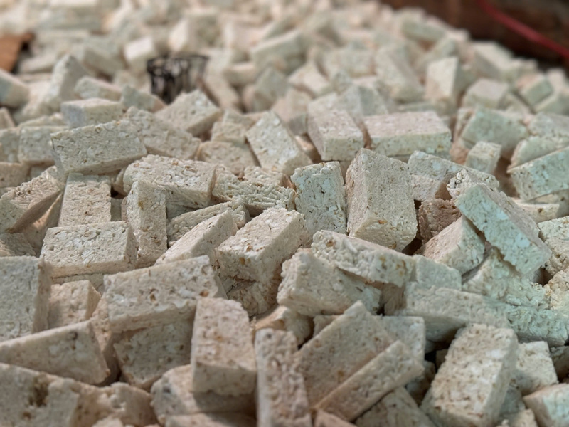 Bánh nổ sau khi được cắt thành từng miếng nhỏ và hong khô. Ảnh: Nguyễn Dương