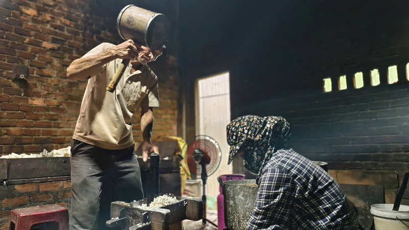 Những ngày cuối năm, tiếng búa gỗ ngày đêm vang lên tại làng bánh nổ Điền Trang. Ảnh: Nguyễn Dương