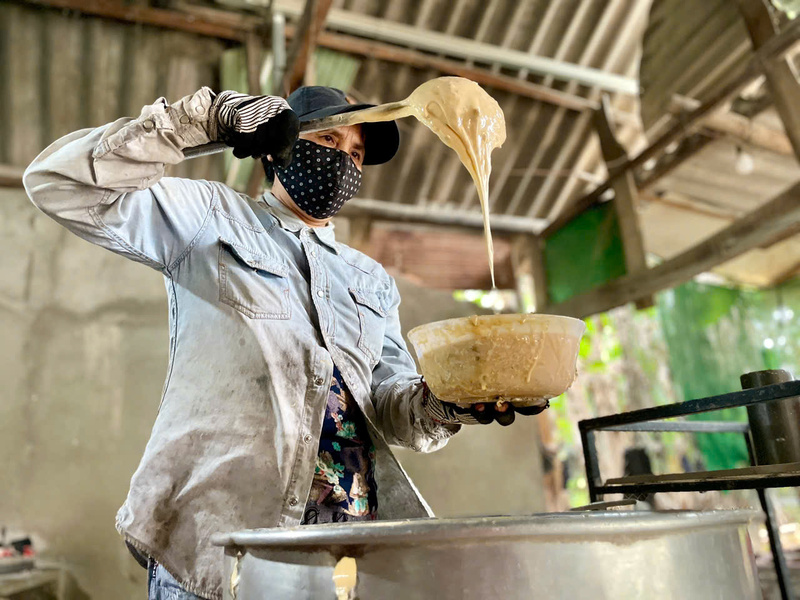 Bánh thuẫn là loại bánh được làm từ trứng gà, vịt, gừng, đường... tạo nên hương vị rất đặc trưng. Ảnh: Nguyễn Dương