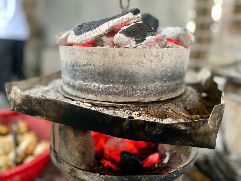 Bánh được nướng qua hai lớp lửa. Ảnh: Nguyễn Dương