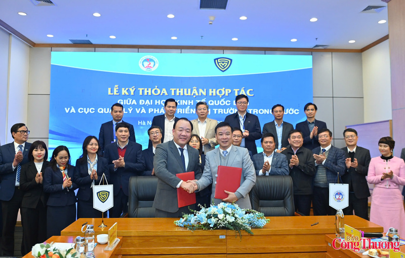 Ông Trần Hữu Linh, Cục trưởng Cục Quản lý và Phát triển thị trường trong nước và PGS.TS Bùi Huy Nhượng, Giám đốc Đại học Kinh tế Quốc dân ký Thỏa thuận hợp tác.