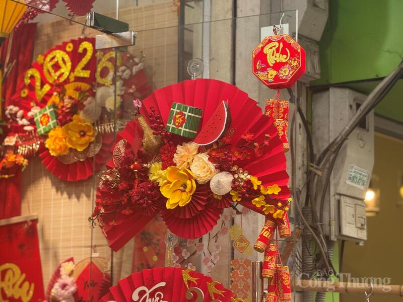 Các mẫu quạt giấy trang trí Tết.