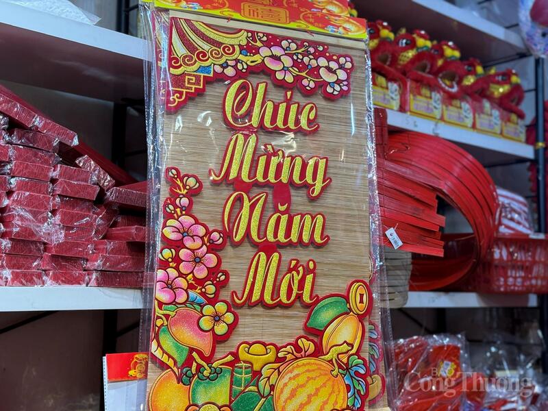 Các sản phẩm trang trí truyền thống như câu đối đỏ, tranh Tết, bao lì xì vẫn giữ vai trò chủ đạo.