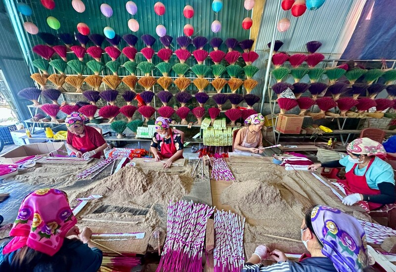 Các làng nghề sản xuất hương trầm ở Quỳ Châu tất bật làm hàng. Ảnh: Mai Liễu