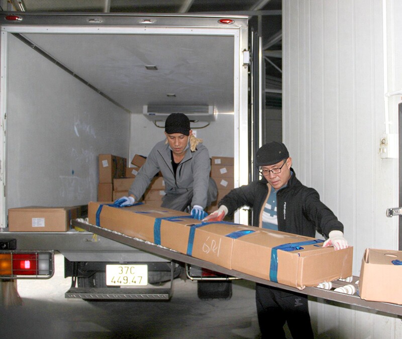 Sau khi hoàn tất các công đoạn chế biến, hải sản được đóng gói, đưa đi phân phối phục vụ nhu cầu thị trường Tết. Ảnh: Mai Liễu