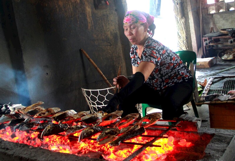 Các cơ sở chế biến hải sản ở Cửa Lò nướng hàng chục tạ cá thu mỗi ngày. Ảnh: Mai Liễu